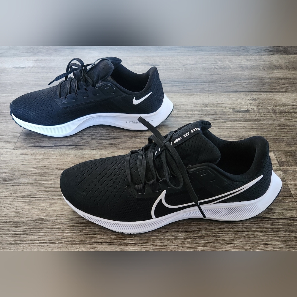 **EXCELLENT** Nike Air Zoom Pegasus 38 Sz 9.5 Black White Flyknit $120 Retail - Picture 3 of 9
